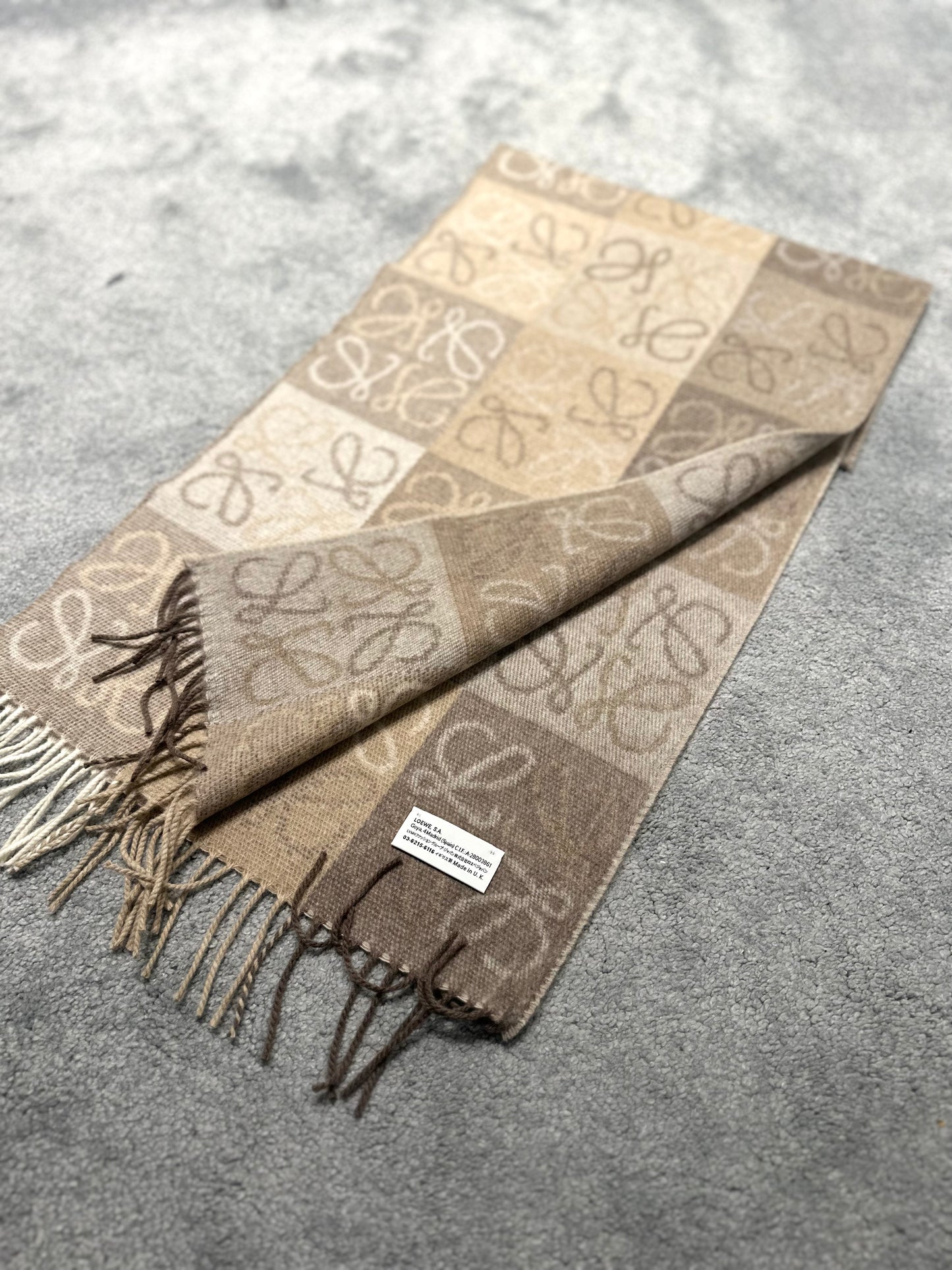 Anagram scarf