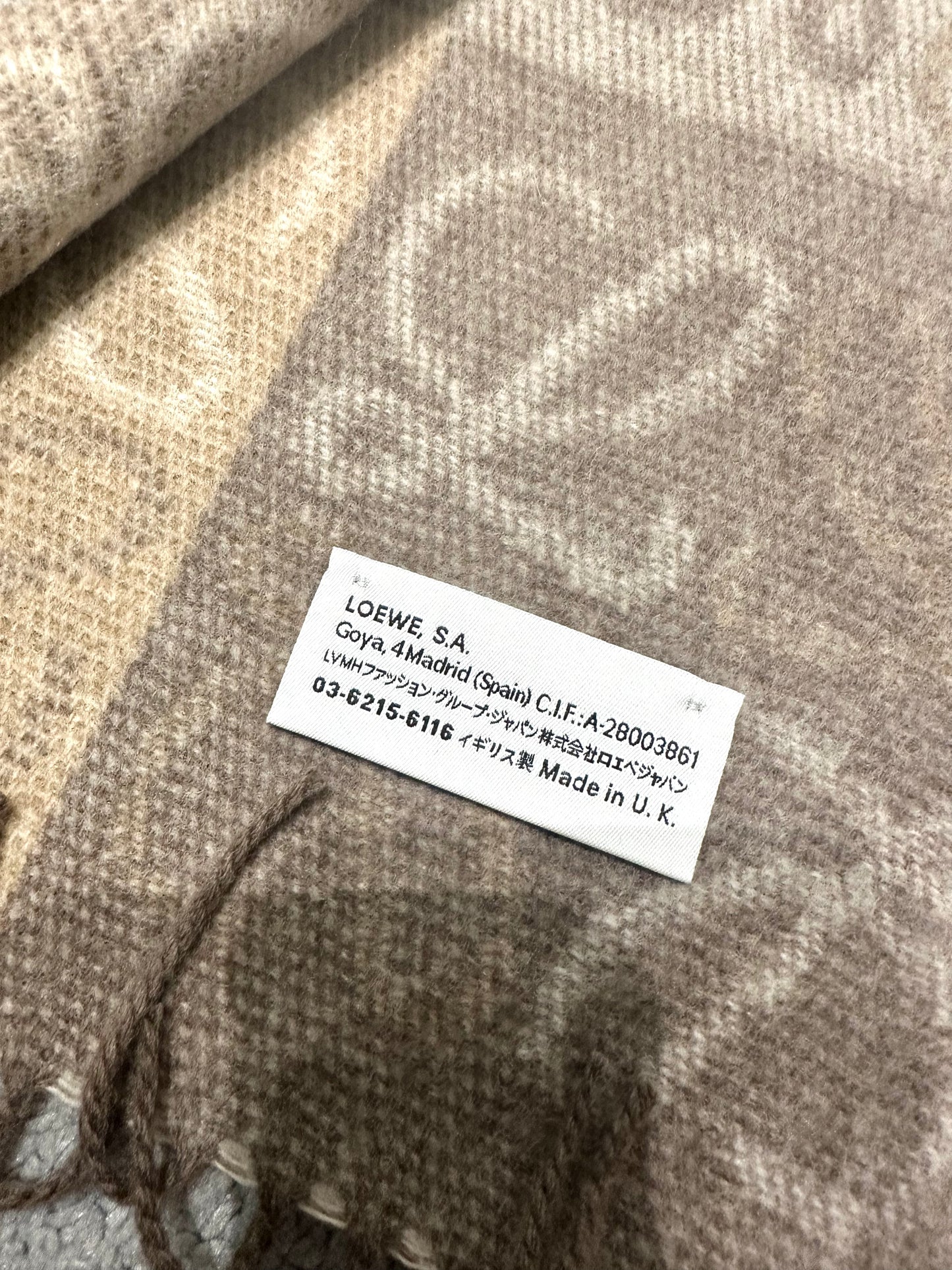 Anagram scarf