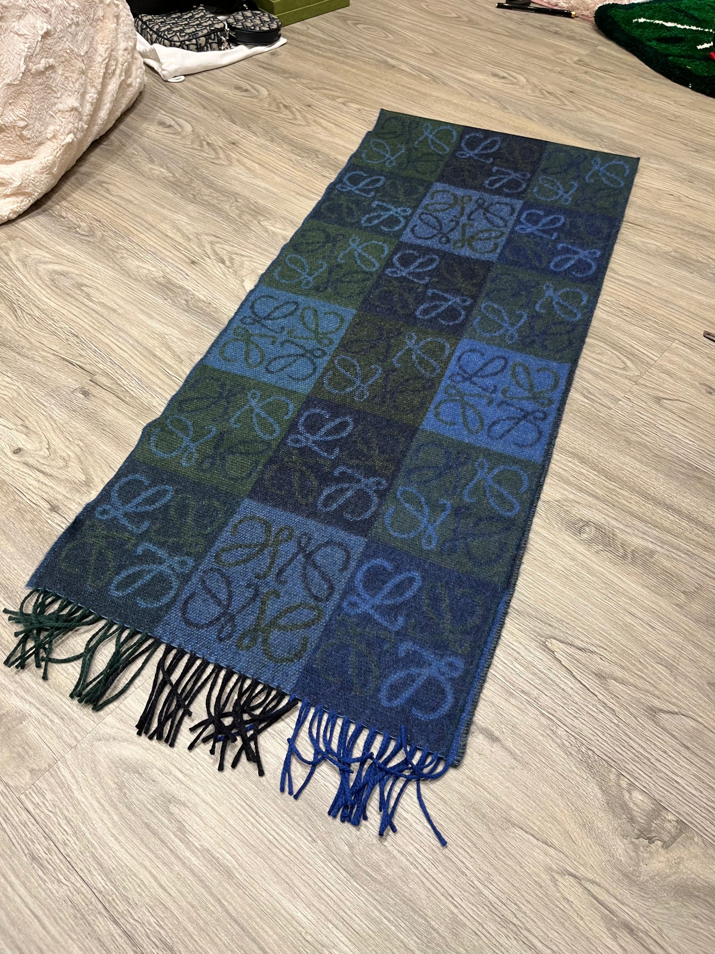 Anagram scarf