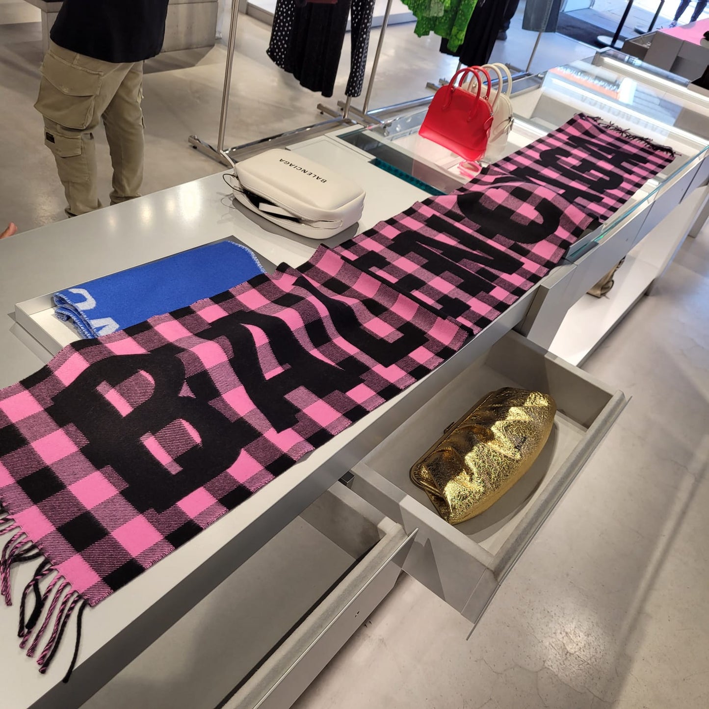 大logo 格仔scarf
