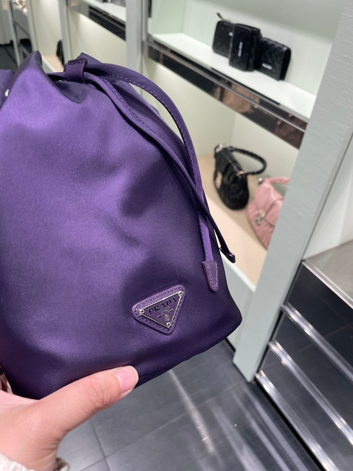 Nylon bucket bag with chain