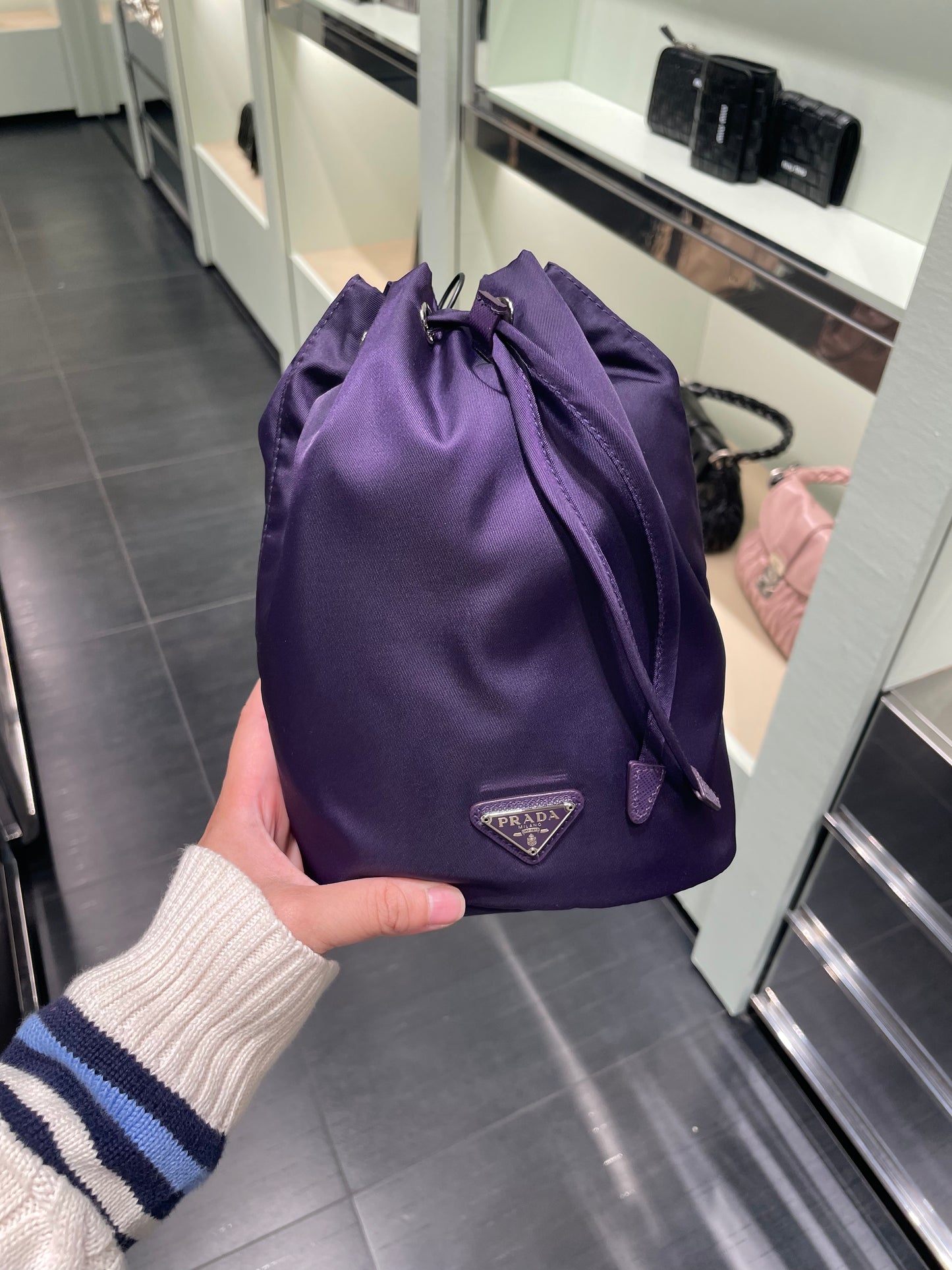 Nylon bucket bag with chain