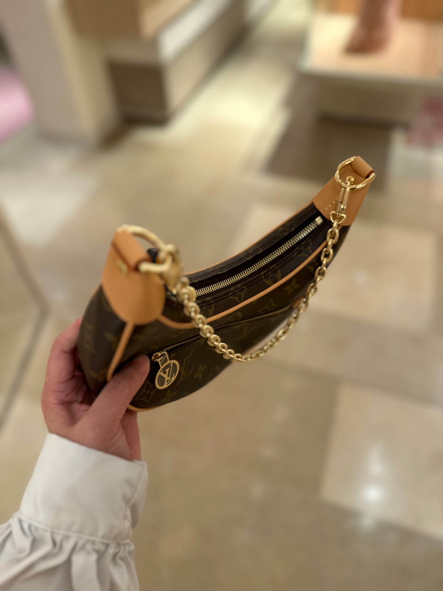 Lv Loop bag monogram