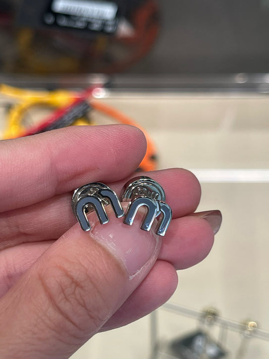Miumiu earrings 灰