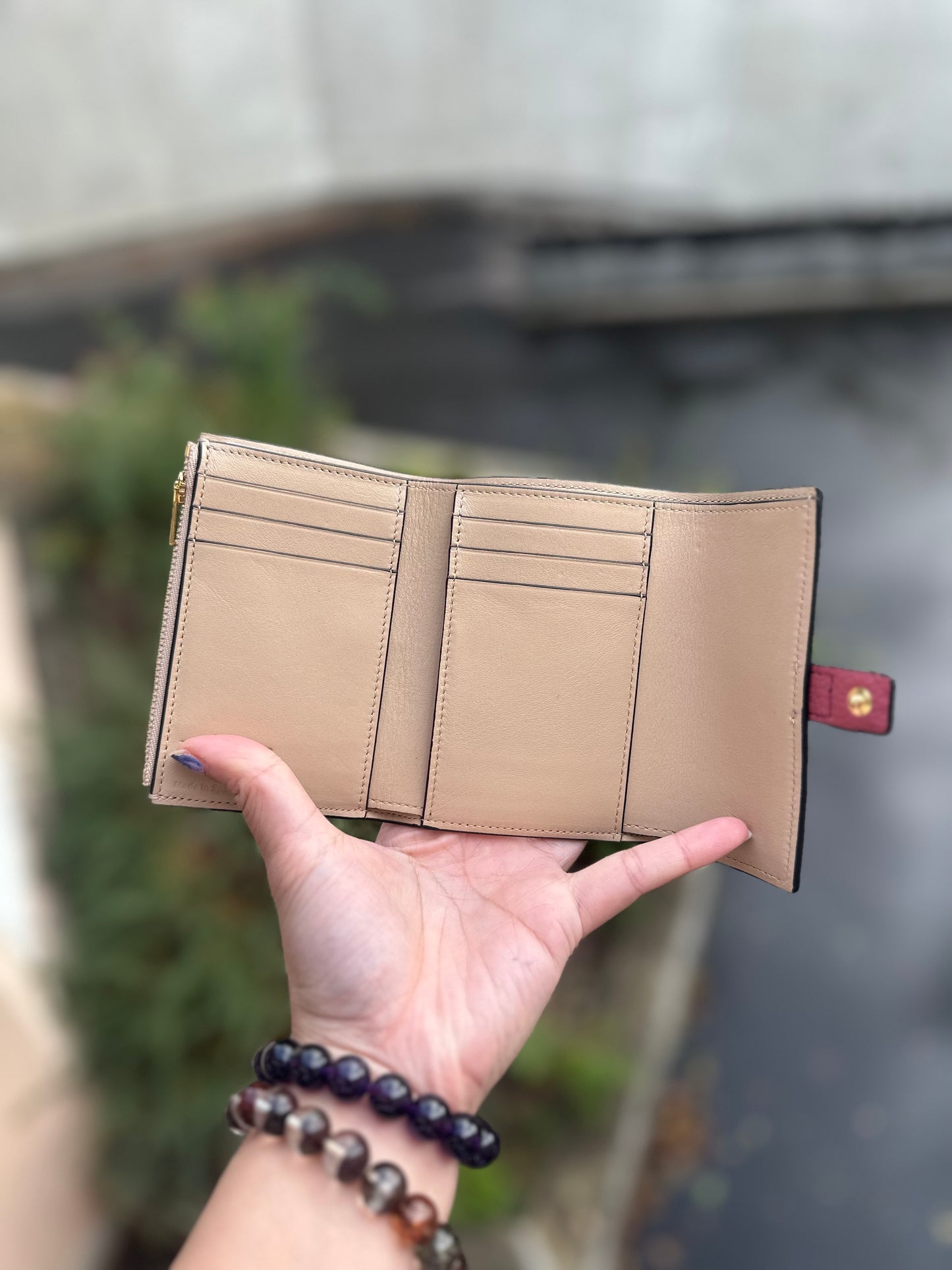 Vertical wallet rose