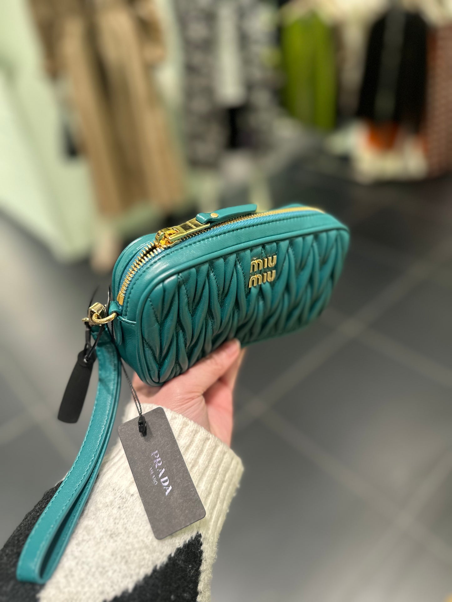 Miumiu pouch (送長鏈)可放大iPhone