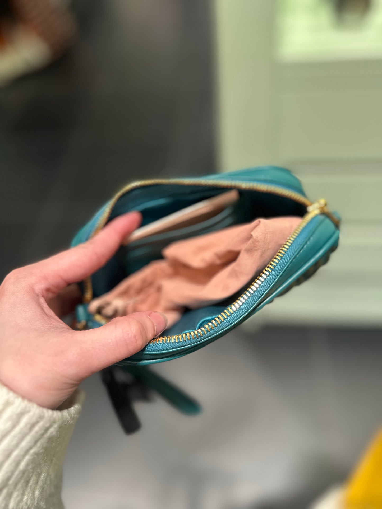 Miumiu pouch (送長鏈)可放大iPhone